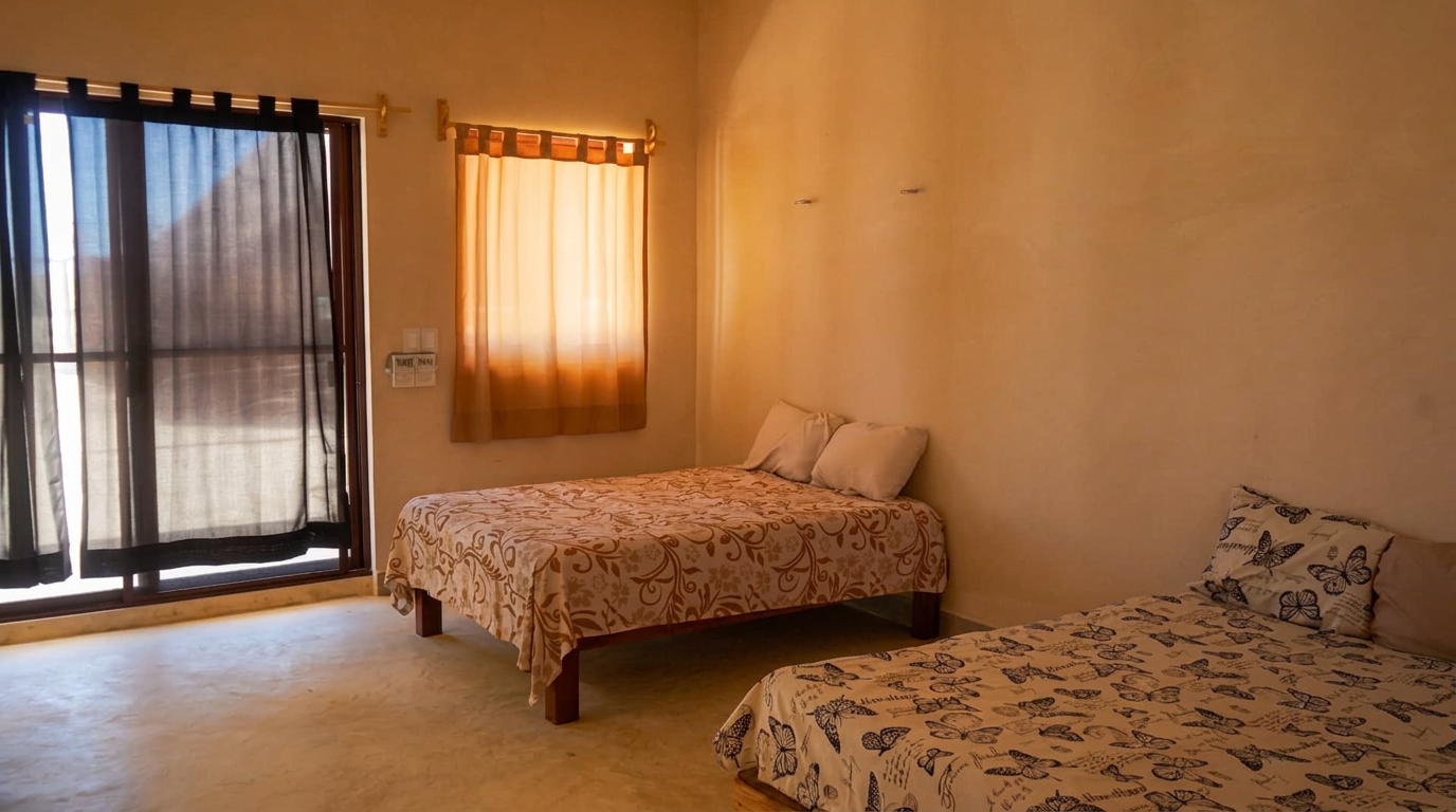 Camas del cuarto para 8 personas con ventanal en El Brujo, Sisal