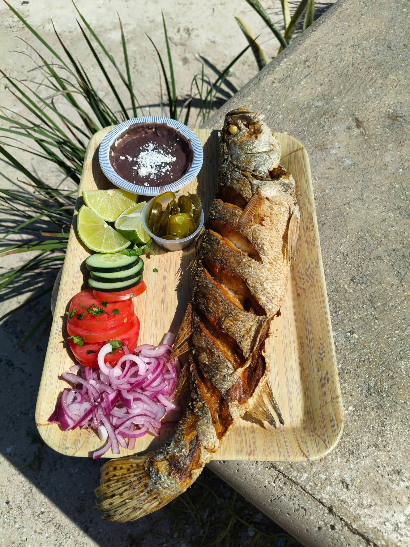 Pescado frito entero con arroz y ensalada