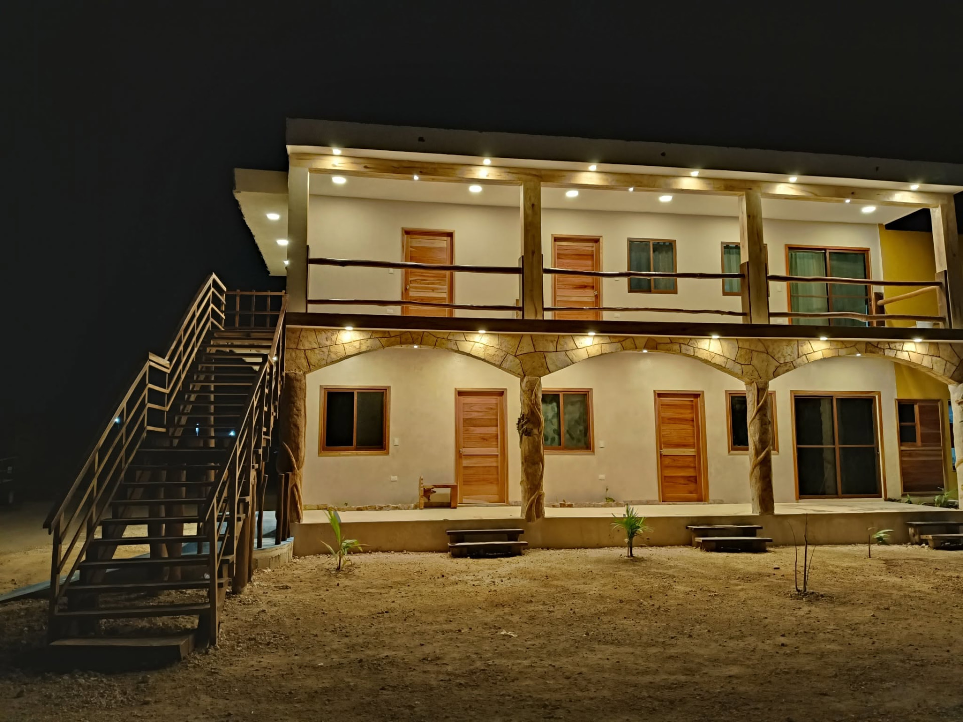 Departamentos de El Brujo iluminados de noche