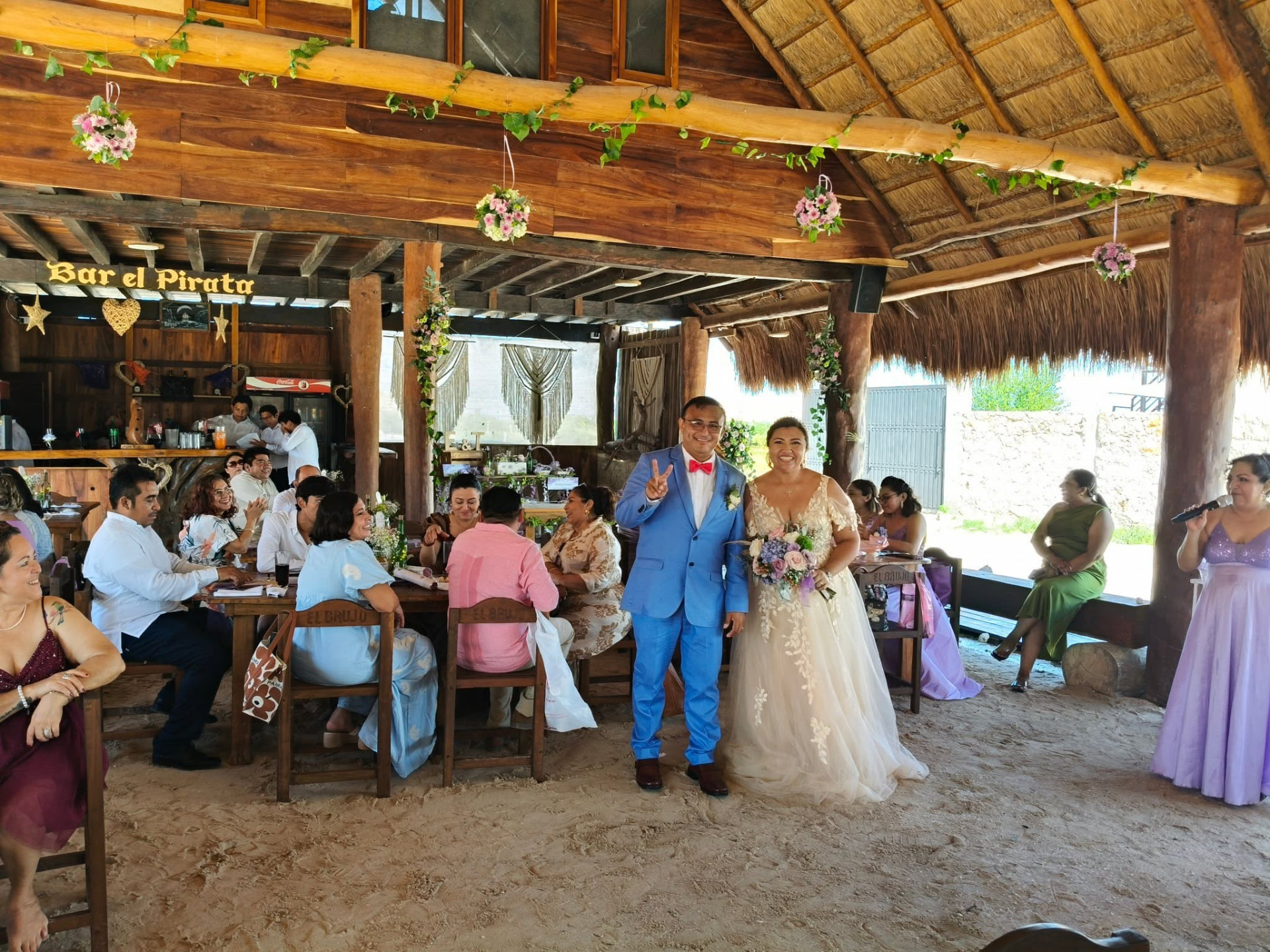 Familias comiendo bajo la palapa de El Brujo en Sisal