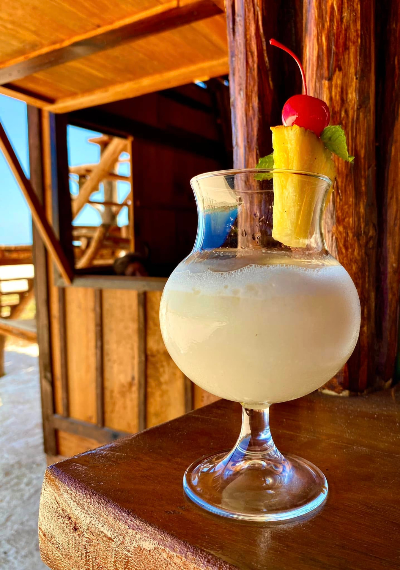 Piña colada servida en la playa