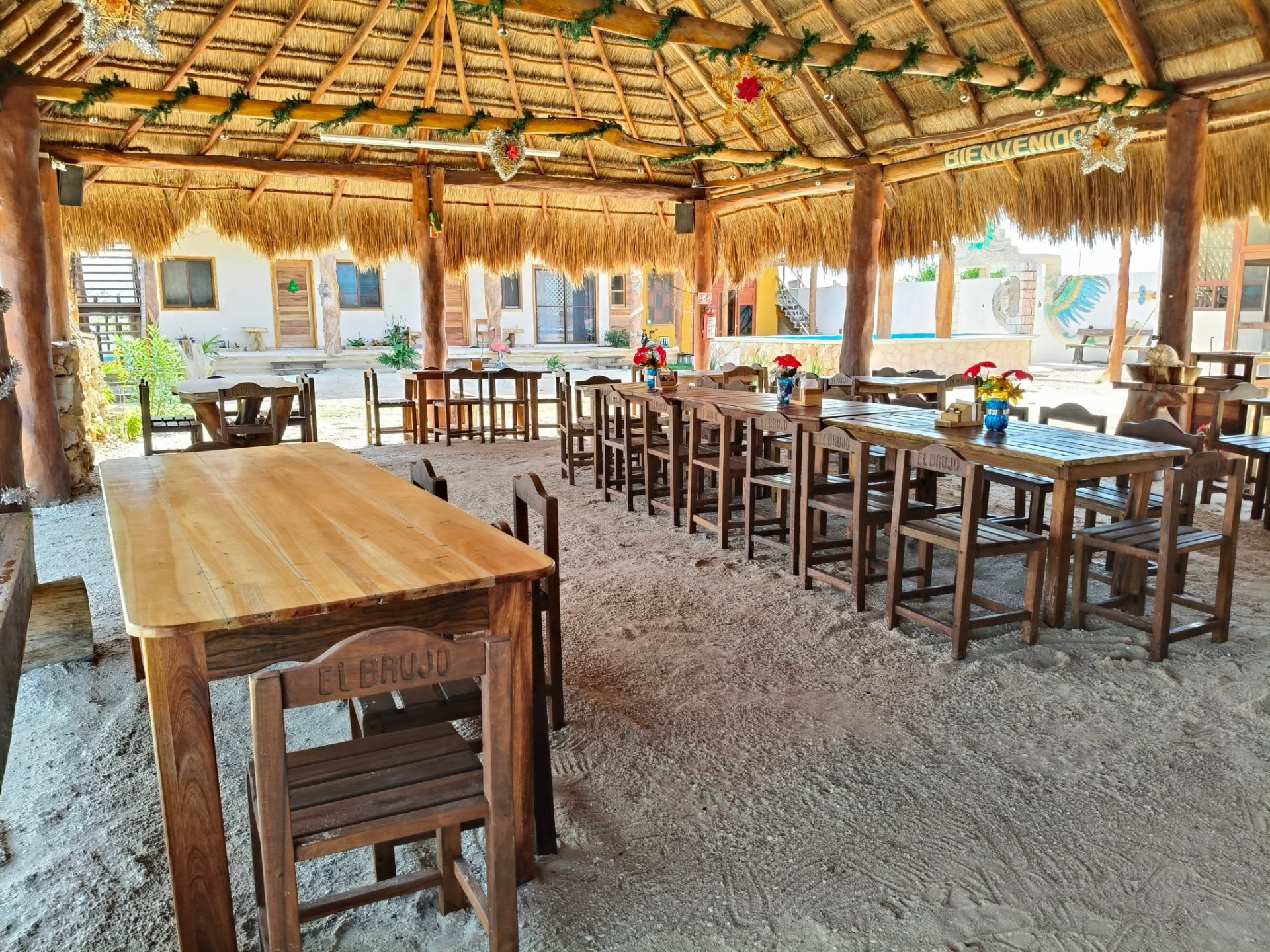 Mesas bajo la palapa de El Brujo